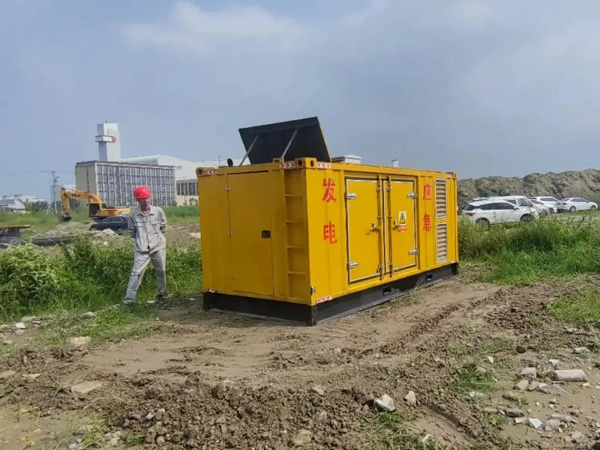 多宝镇200KW柴油发电机机组每小时的油耗量受哪些因素影响？